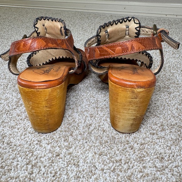 Patricia Nash Italian Leather Floral Embossed Size Wood Block Heel Sandals - Picture 4 of 16